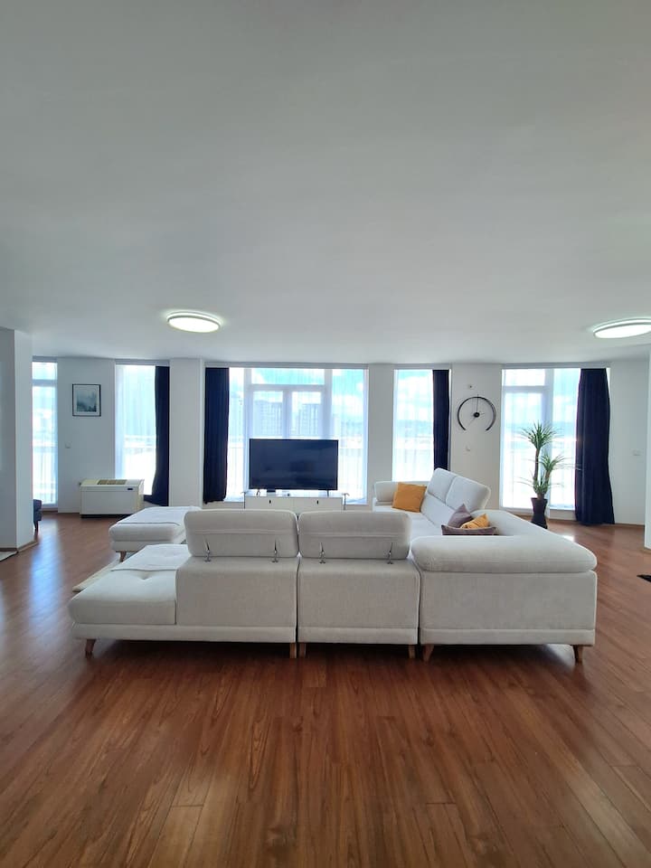 Skyline Luxurious Penthouse with Parking