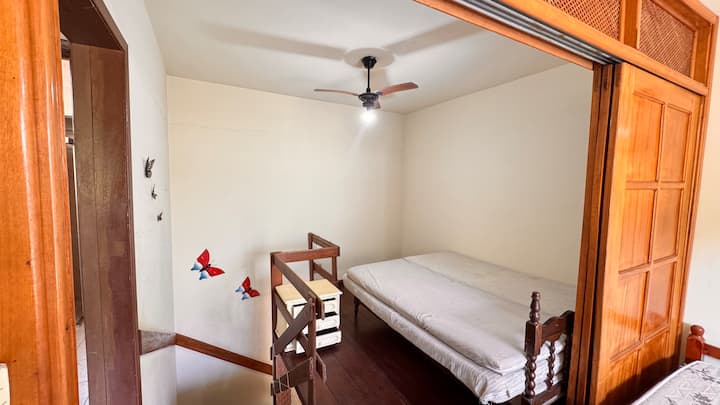 1 spálňa rozdelená na 2 časti pomocou priečky.