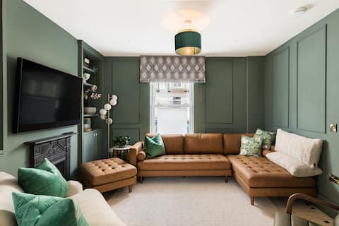 Top Airbnb: Well Located, Cheltenham 4Bed Townhouse & Parking in Charlton Kings