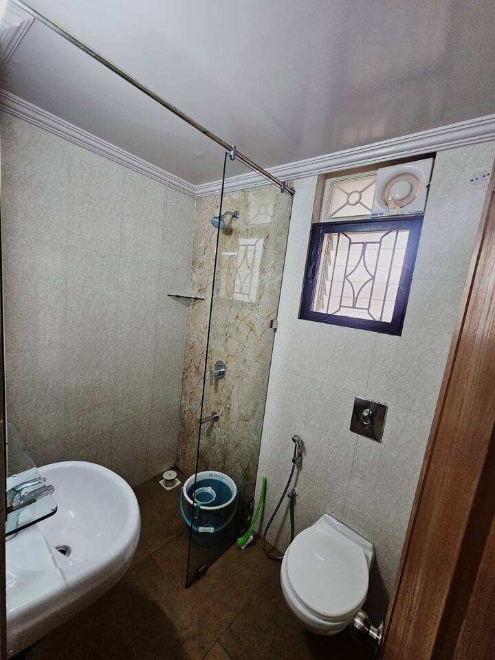 Full bathroom 2 image 1