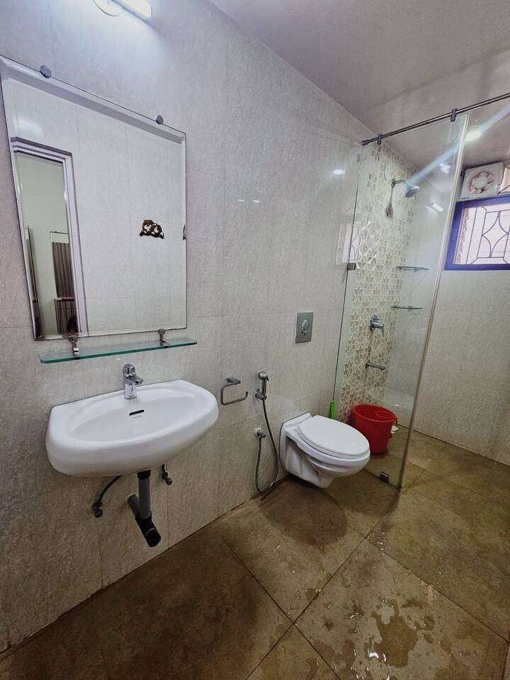 Full bathroom 1 image 1