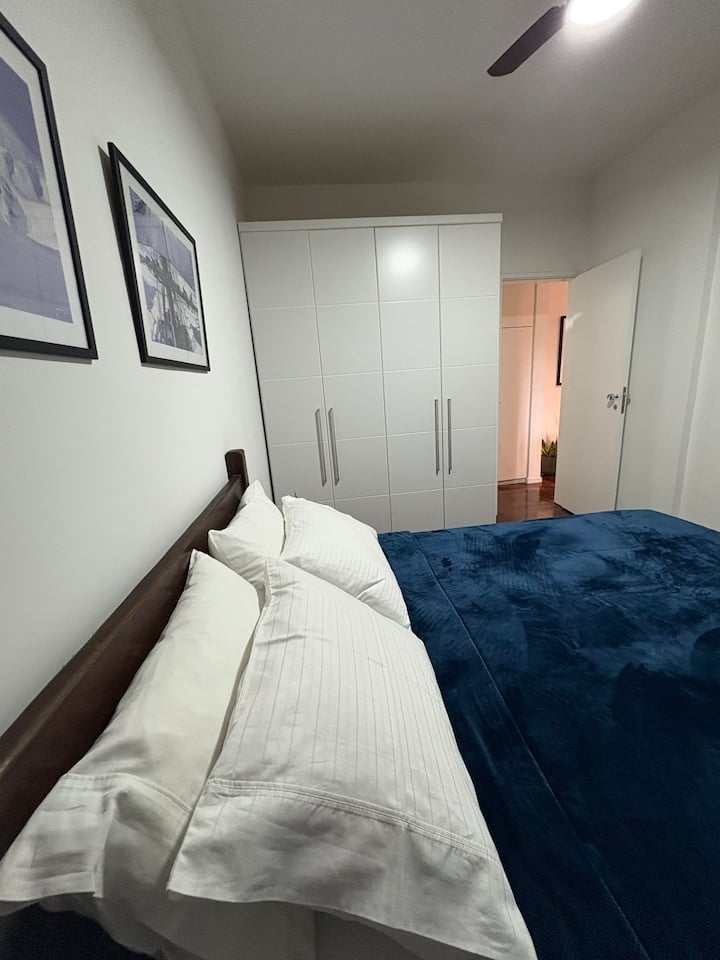 Útulná spálňa s manželskou posteľou, posteľnou bielizňou zo 100% bavlny, inteligentnou televíziou, klimatizáciou, vylepšenými oknami a priestrannou šatníkovou skriňou pre vaše veci.
