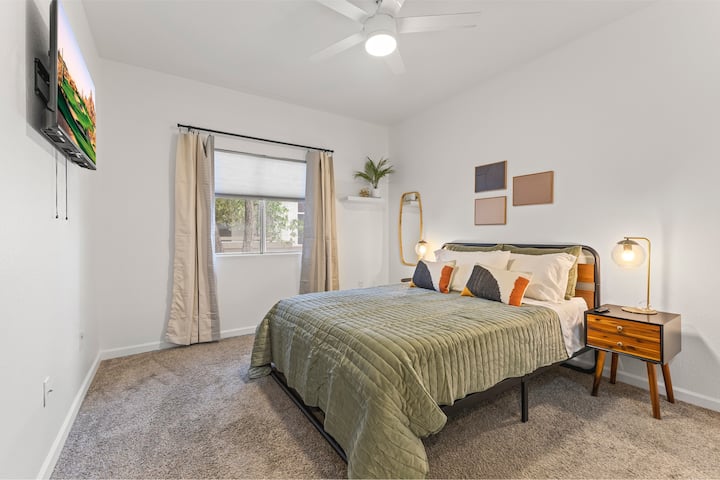 Baja la persiana de privacidad y cortinas opacas. Nuevo colchón queen + nuevas almohadas. 