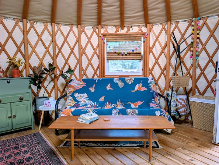 Annie’s Flower Farm Yurt In The Cowichan Valley - Cowichan Bay