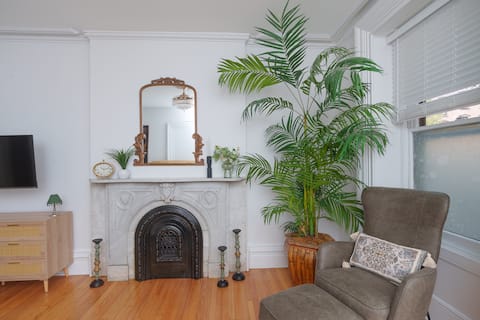 Luxury Downtown w/Backyard near Franklin Plaza