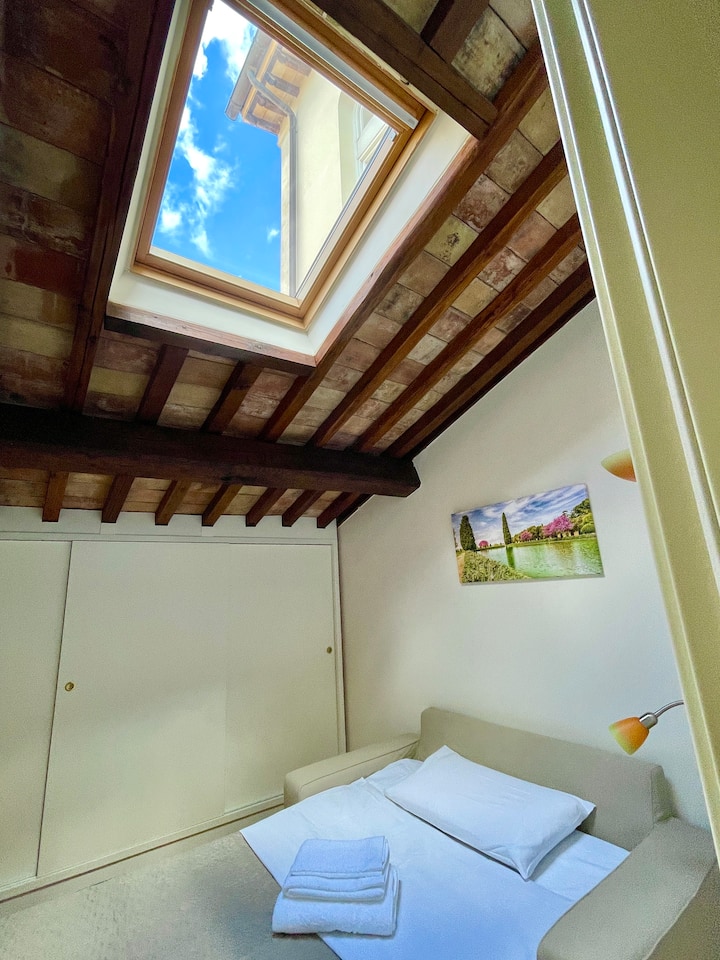 非常适合1名成人或1名成人+ 1名儿童或2名儿童入住 
沙发床，配有舒适的床垫120x200