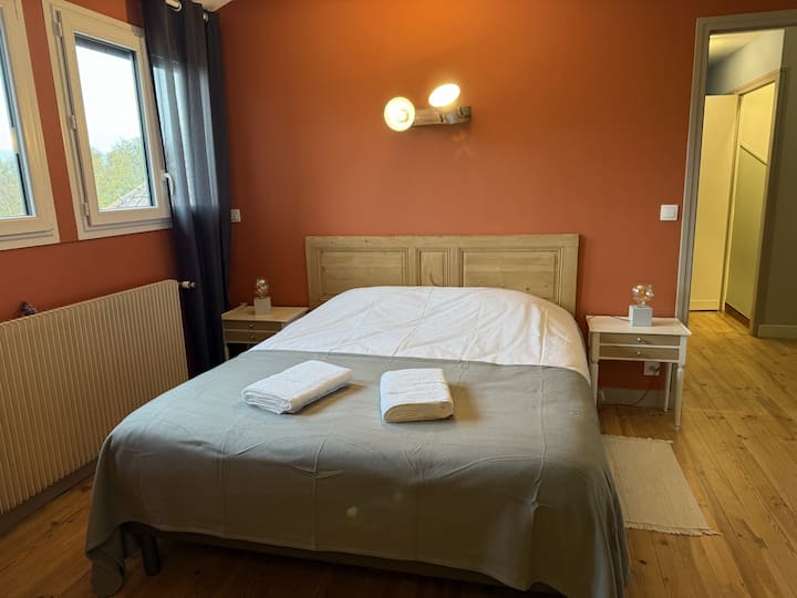 Esta habitación, al igual que las habitaciones 3 y 5, ofrece impresionantes vistas del río y la naturaleza circundante, ¡una verdadera alegría desde el despertar!