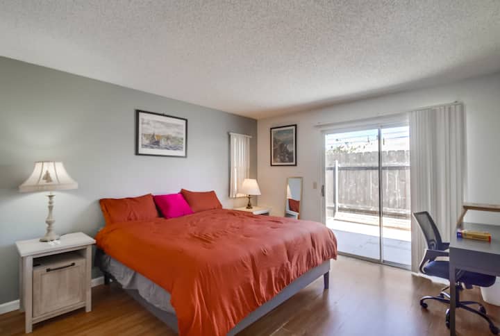 Prostrana soba s bračnim krevetom i posebnim prostorom za rad za maksimalnu udobnost.