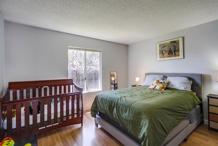 Krevetić standardne veličine, savršen za novorođenčad, bebe i malu djecu do 3 godine.