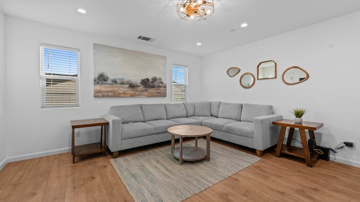 Harmony House With King Bed - San Bernardino, CA