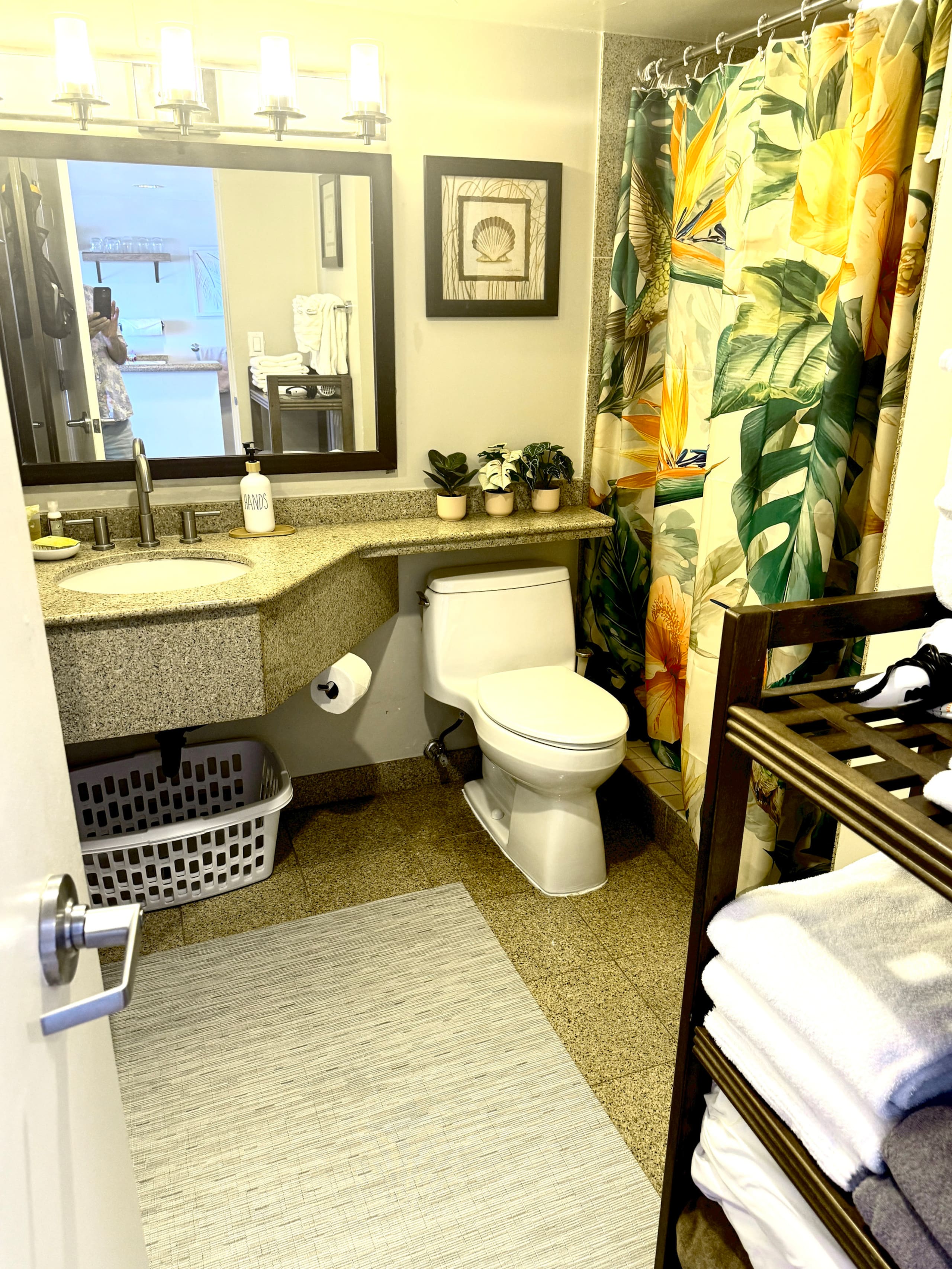 Condo in Honolulu · ★4.88 · Studio · 3 beds · 1 private bath - Image 15
