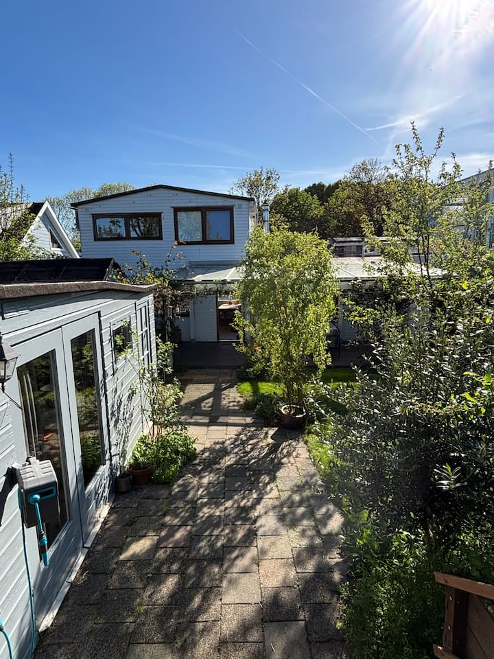 Houseboat Amsterdam North With Blooming Garden - Amsterdam
