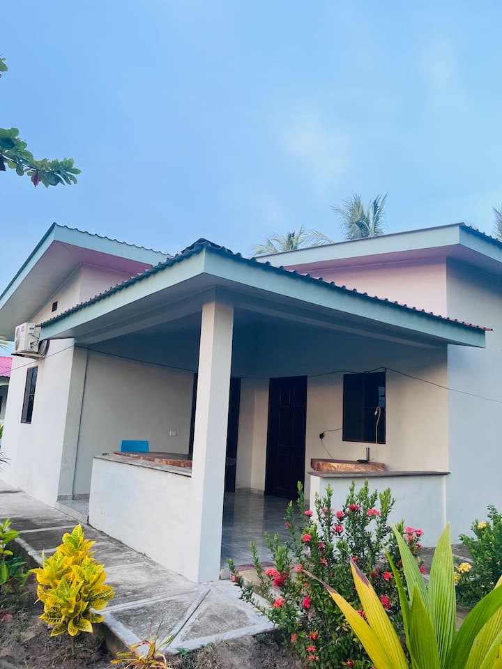Casa con tres habitaciones: dos con cama king y una con cama individual. La habitación principal incluye baño y ducha privada, las demás baño compartido. Capacidad de hasta 6 personas. Cuenta con sala, comedor y guardarropa.