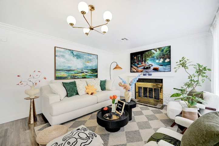 10min to Strip| Vegas Gem | Pool Table & Golf Fun!