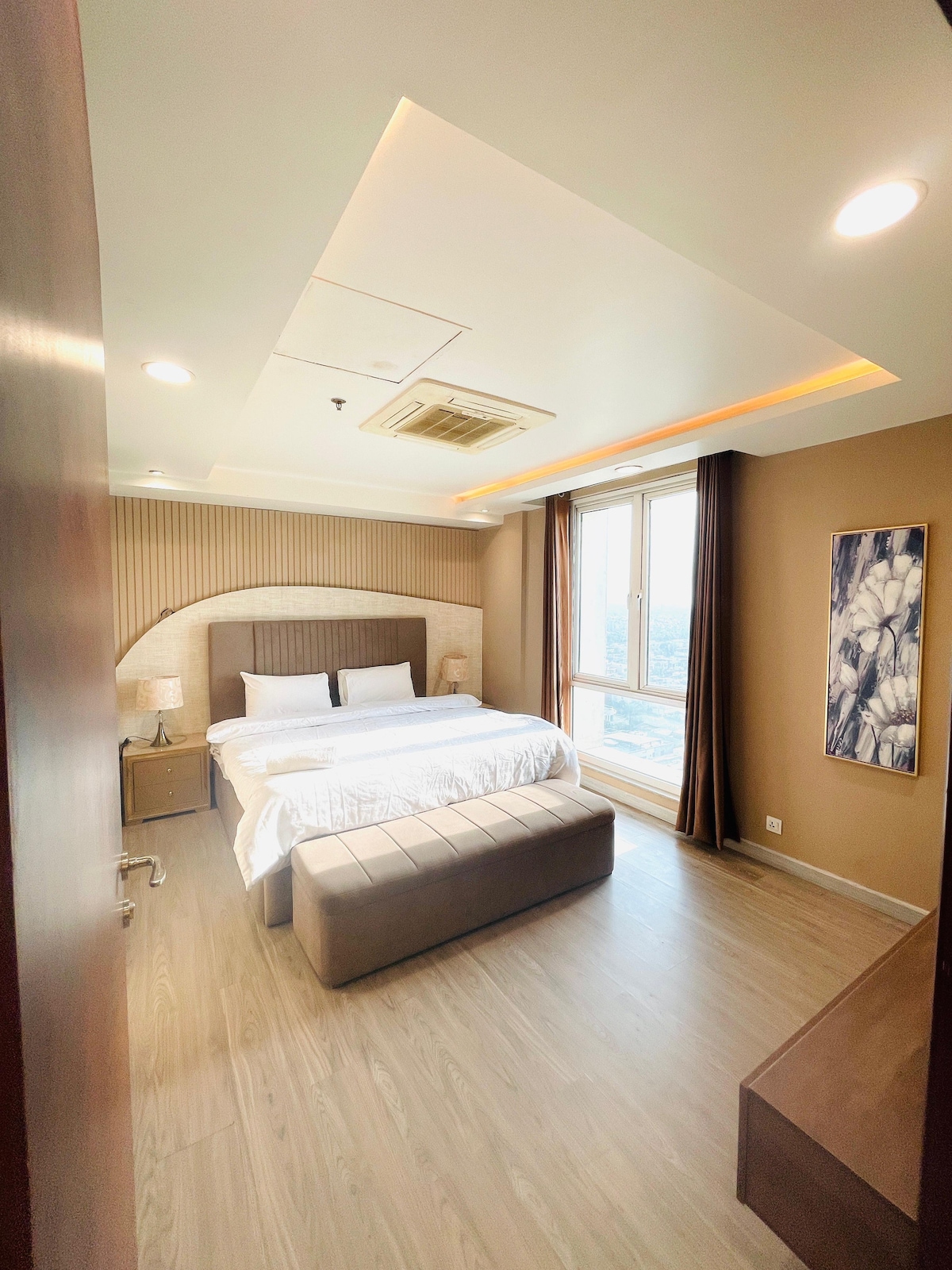 Fanya safari yako ya jiji isisahau! Chumba hiki cha kulala cha kisasa kinaonekana kama kitanda chenye starehe, mashuka safi na mandhari ya kupendeza ya jiji kupitia madirisha makubwa. Ukiwa na taa yenye joto na benchi lenye starehe, ni nyumba yako iliyo mbali na nyumbani. Weka nafasi sasa na ufanye ukaaji wako uwe maalumu