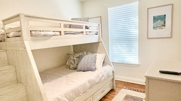 Divertida habitación con literas: un éxito entre los niños y genial para amigos que viajan juntos