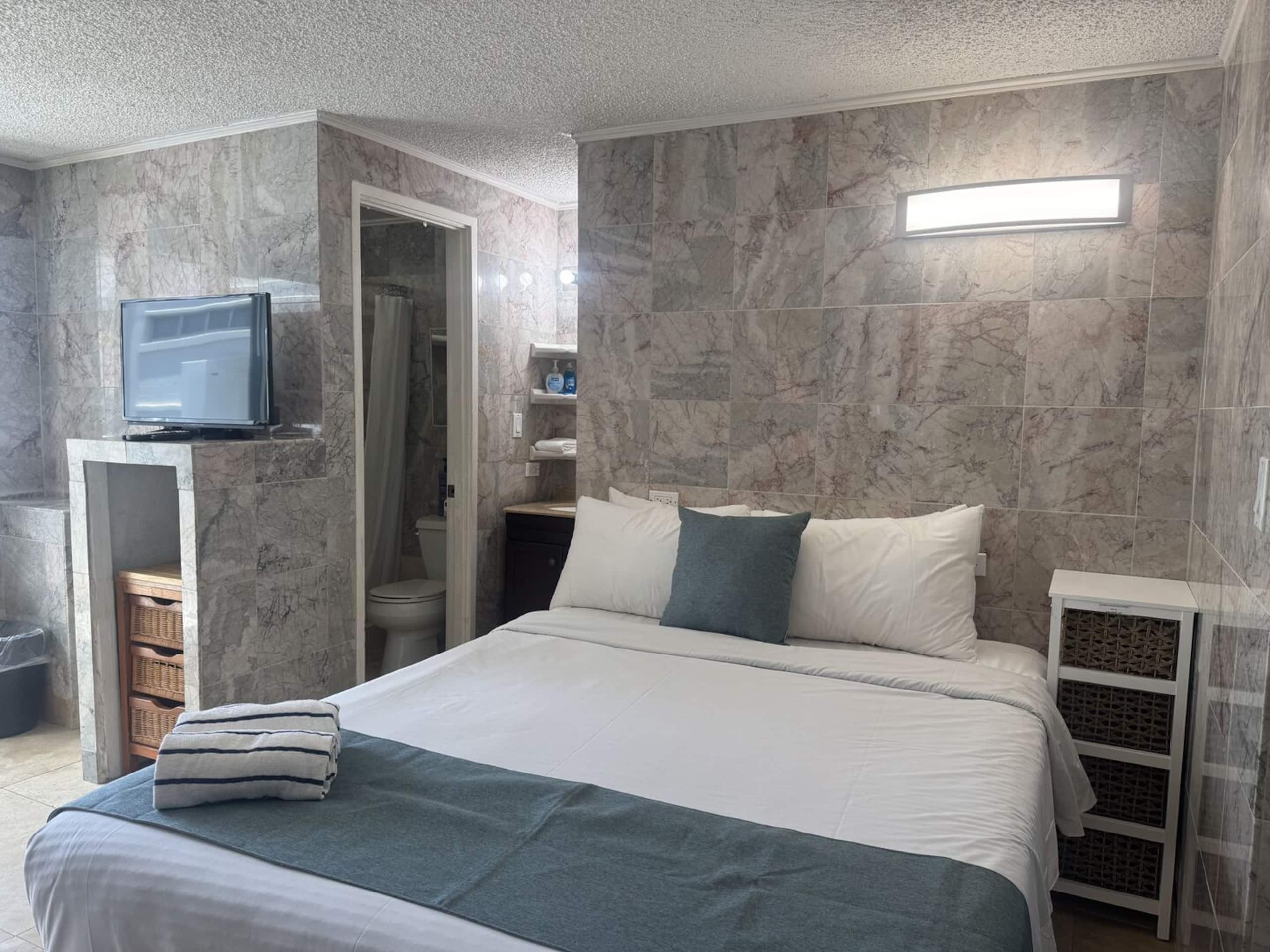Condo in Honolulu · ★4.73 · 1 bedroom · 1 bed · 1 private bath - Image 10