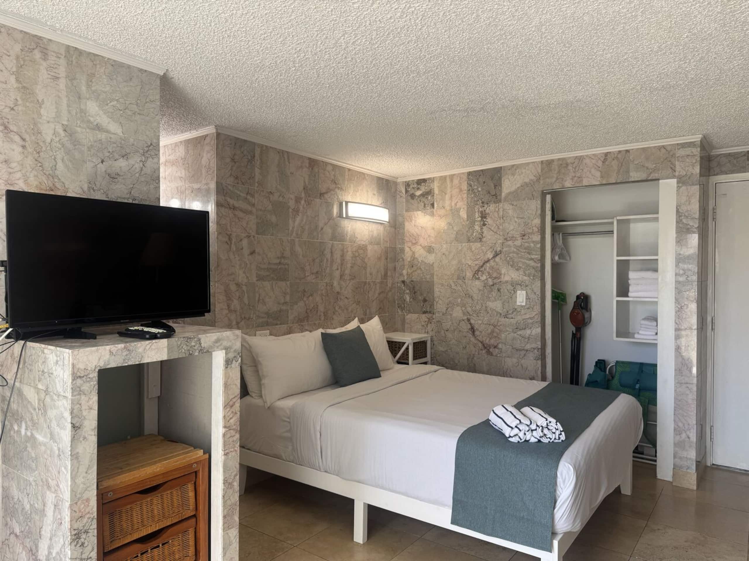 Condo in Honolulu · ★4.73 · 1 bedroom · 1 bed · 1 private bath - Image 2