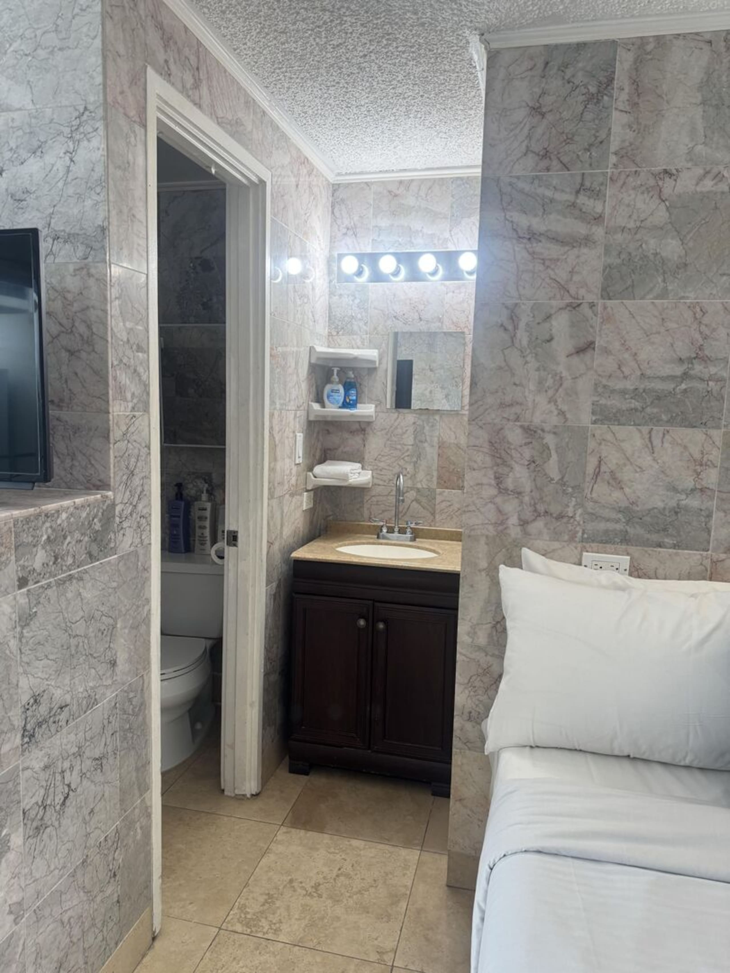 Condo in Honolulu · ★4.73 · 1 bedroom · 1 bed · 1 private bath - Image 12