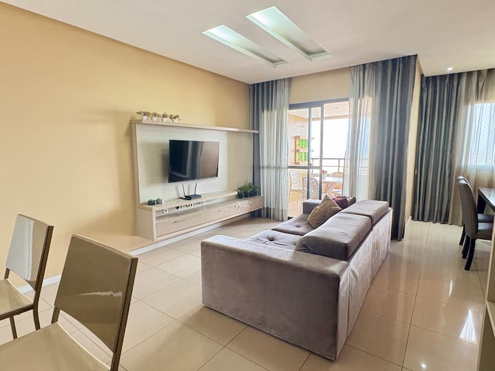 غرفة معيشة مكيفة الهواء مع سرير أريكة مزدوج مريح للغاية وتلفزيون. مساحة مريحة للاسترخاء أو مشاهدة فيلم أو استيعاب المزيد من الضيوف في راحة تامة.