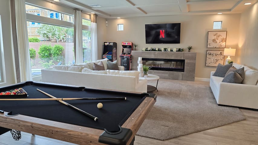 Heated Pool/Spa • Arcades • Pool Table • King Beds