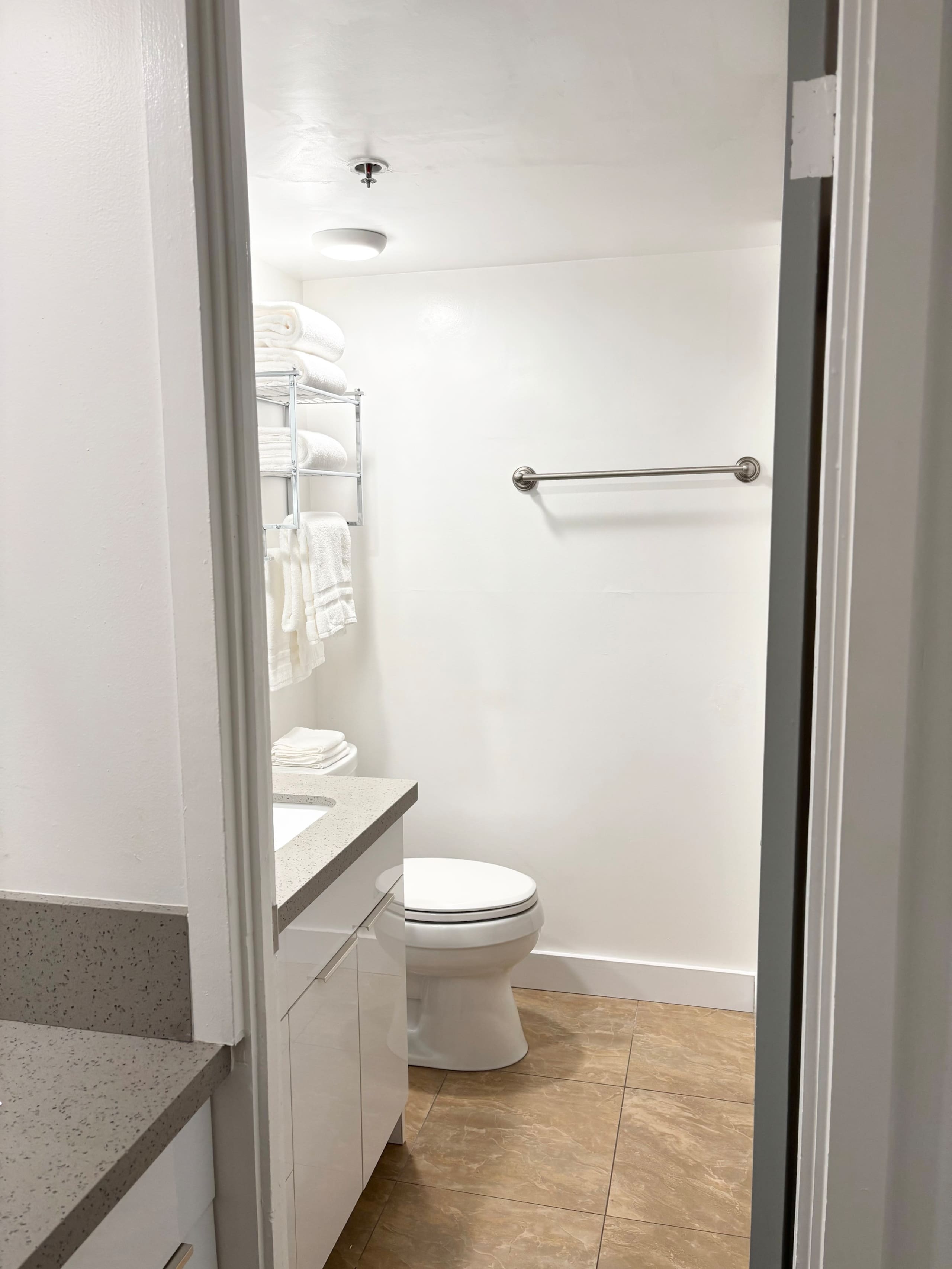 Clean Modern Studio w/Free Parking | Walk to Beach - Image 8