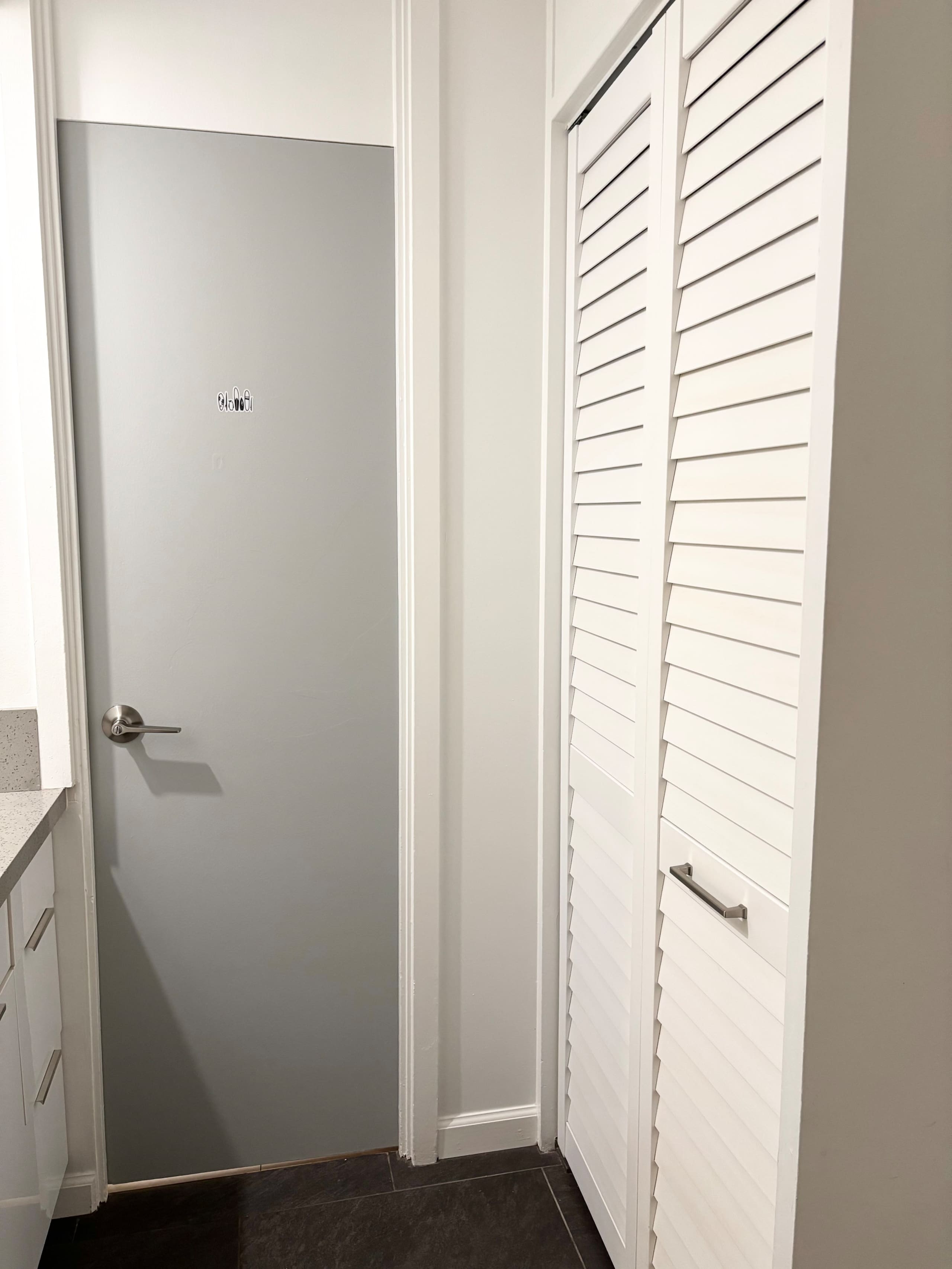 Clean Modern Studio w/Free Parking | Walk to Beach - Image 11