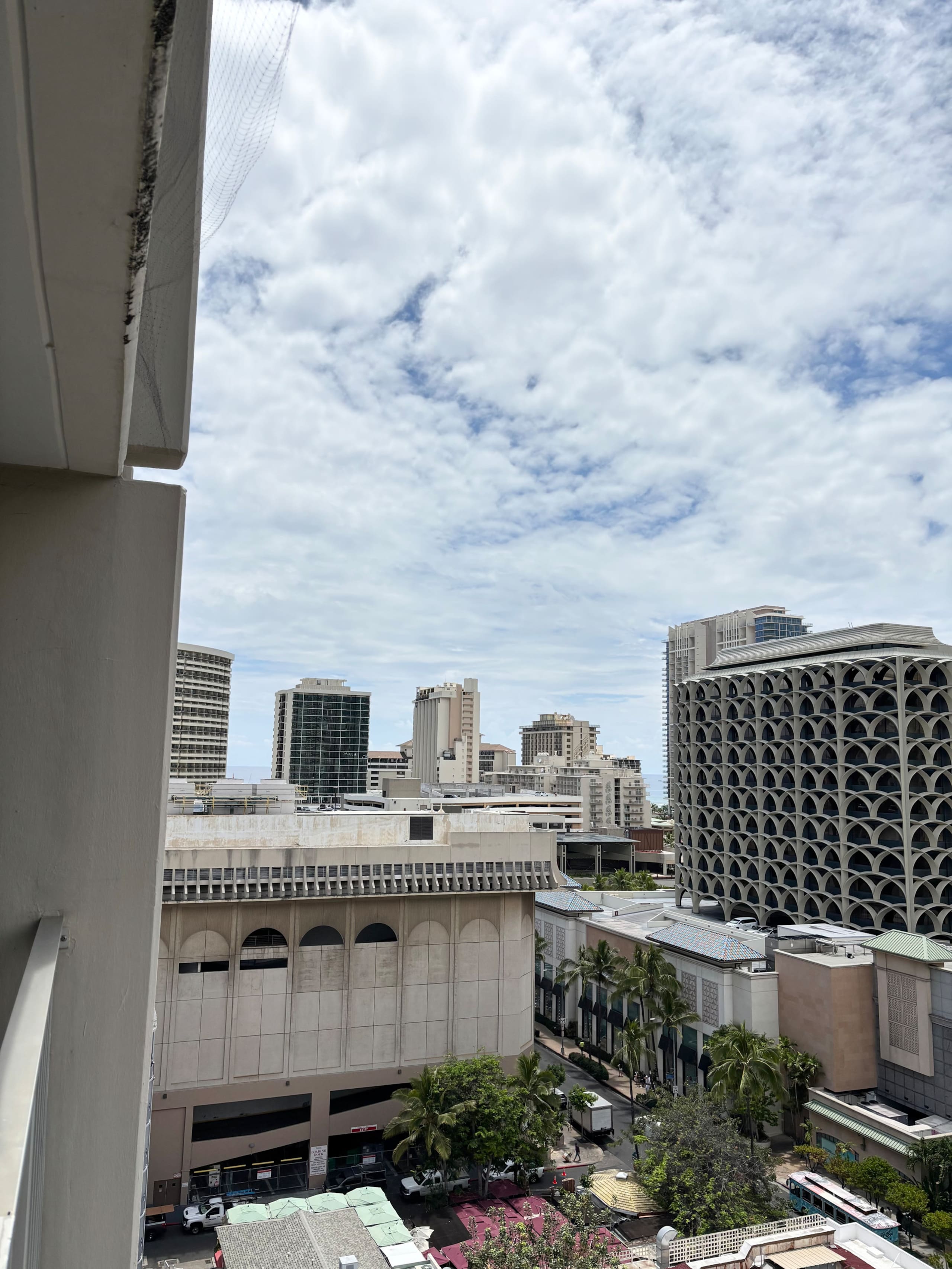 Clean Modern Studio w/Free Parking | Walk to Beach - Image 12