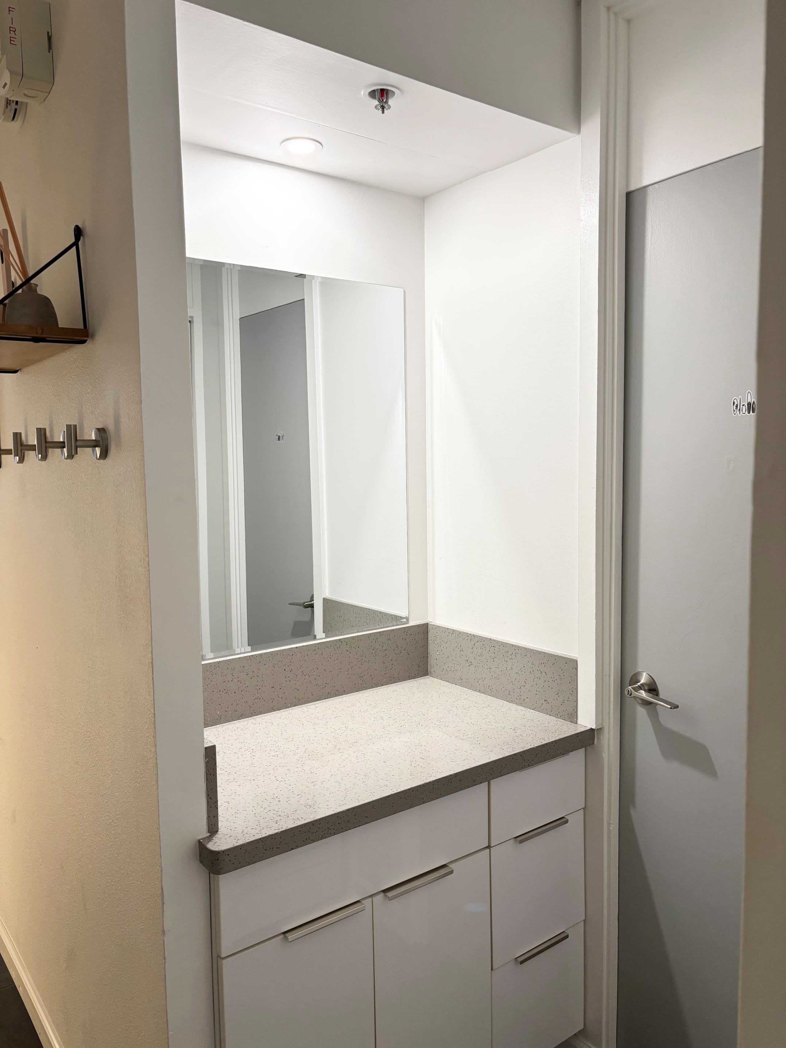 Clean Modern Studio w/Free Parking | Walk to Beach - Image 7