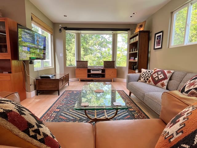 MadisonModern: walk to dining & Madison Park gallery image 5