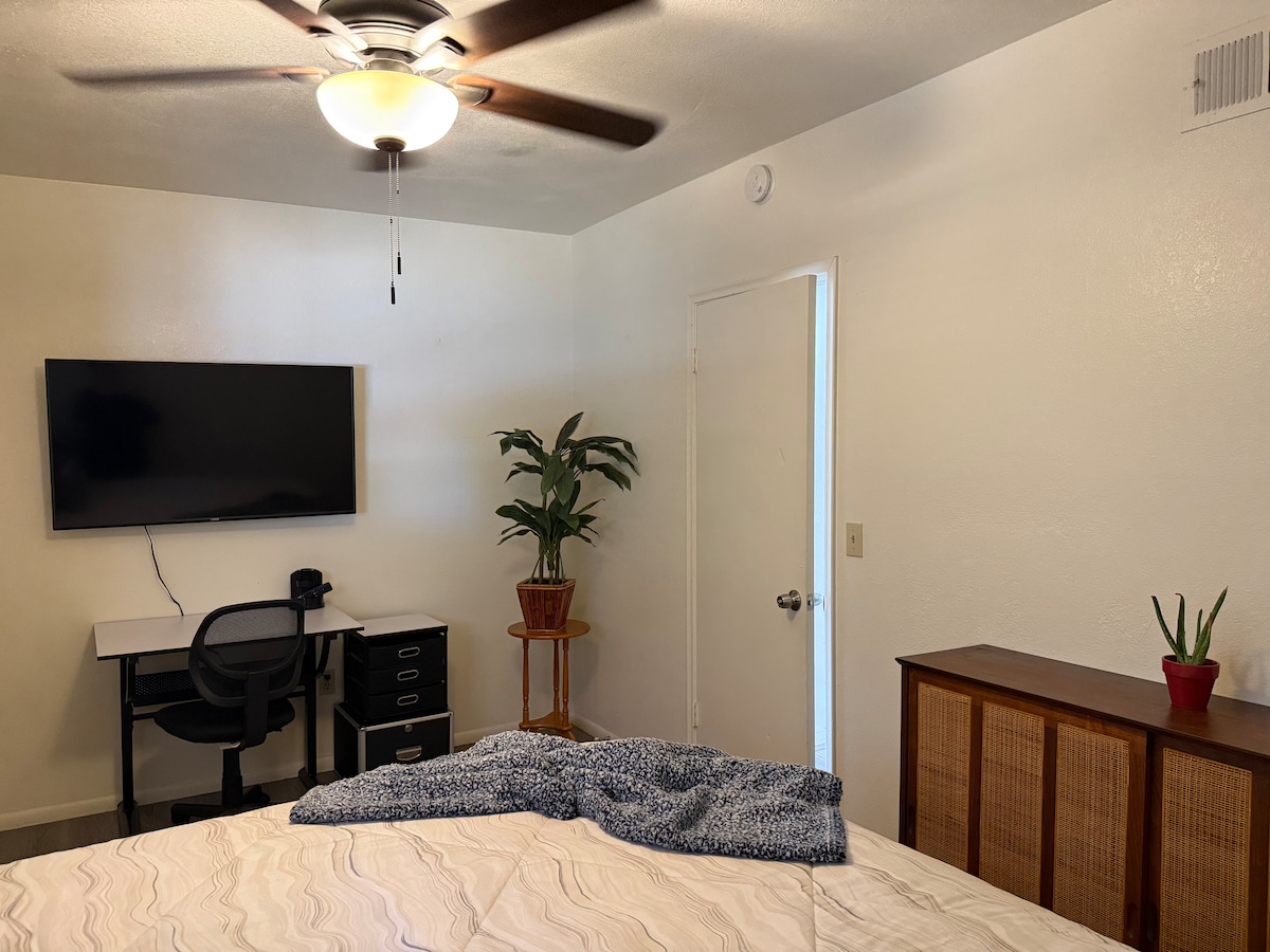 חדר שינה 2 עם אזור עבודה/שולחן עבודה גדול יותר, מגירות, טלוויזיה חכמה (ניתן להעביר), ארון בגדים וקונסולה. 