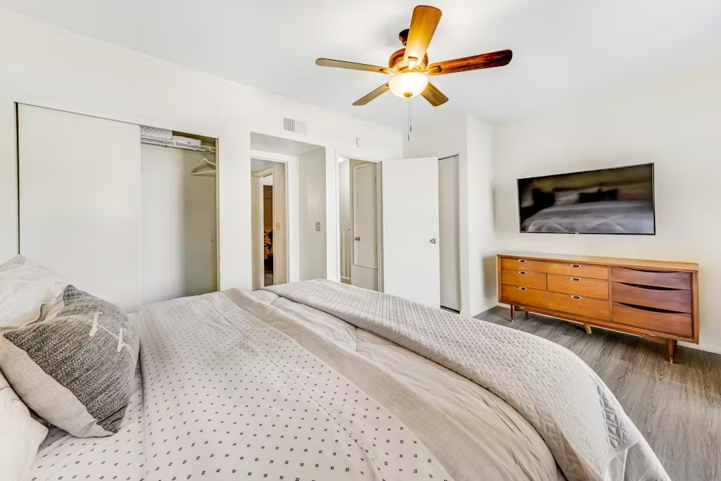 סוויטה מודרנית מאמצע המאה עם מרפסת, טלוויזיה חכמה, שידה, שולחן כתיבה, שידת לילה, פינת עבודה ושני ארונות. 