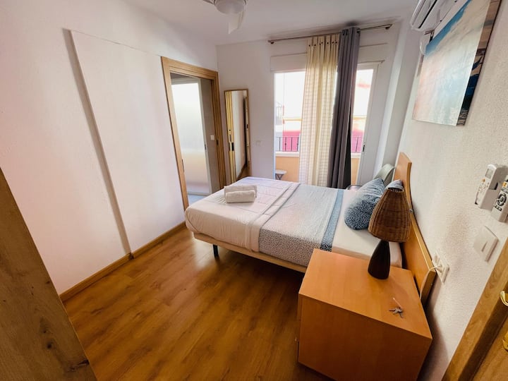 Bright En-suite Room + Balcony! - Alicante
