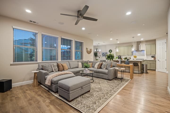 Woodward Park 4br | 100" Tv, Soaking Tub, Sleeps 8 - Fresno, CA