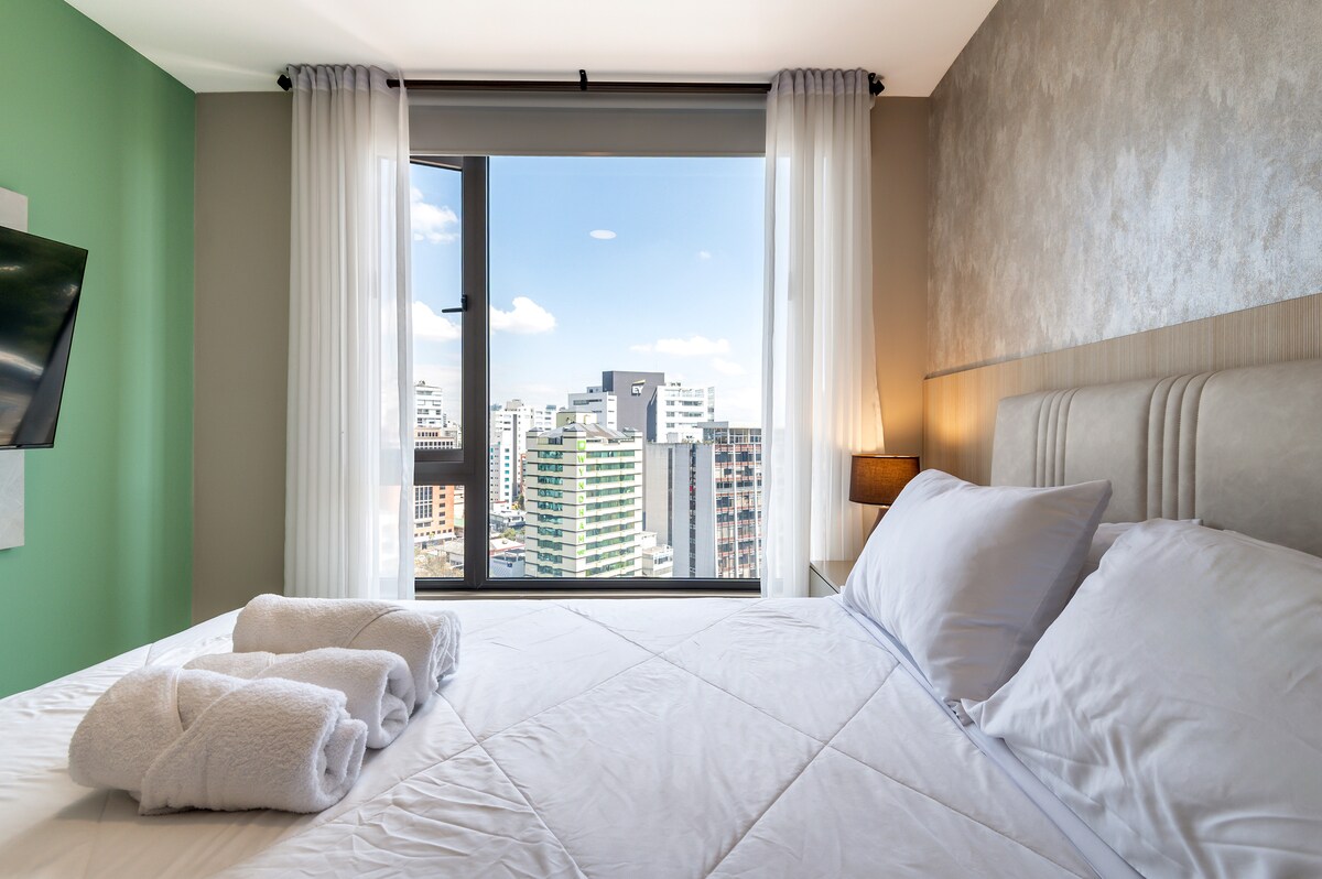 בחדר השינה הראשי שלנו יש מיטה זוגית מלאה עם חדר רחצה פרטי, טלוויזיה וארון. עם כל מה שאתם צריכים כדי ליהנות משהייה נעימה, וחלון גדול. 