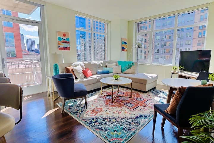 2BR- Downtown Denver- Pool, Concerts, Rockies!