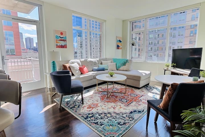 2BR 2BA- Broncos, Hot Tubs, Gym, Ball Arena!