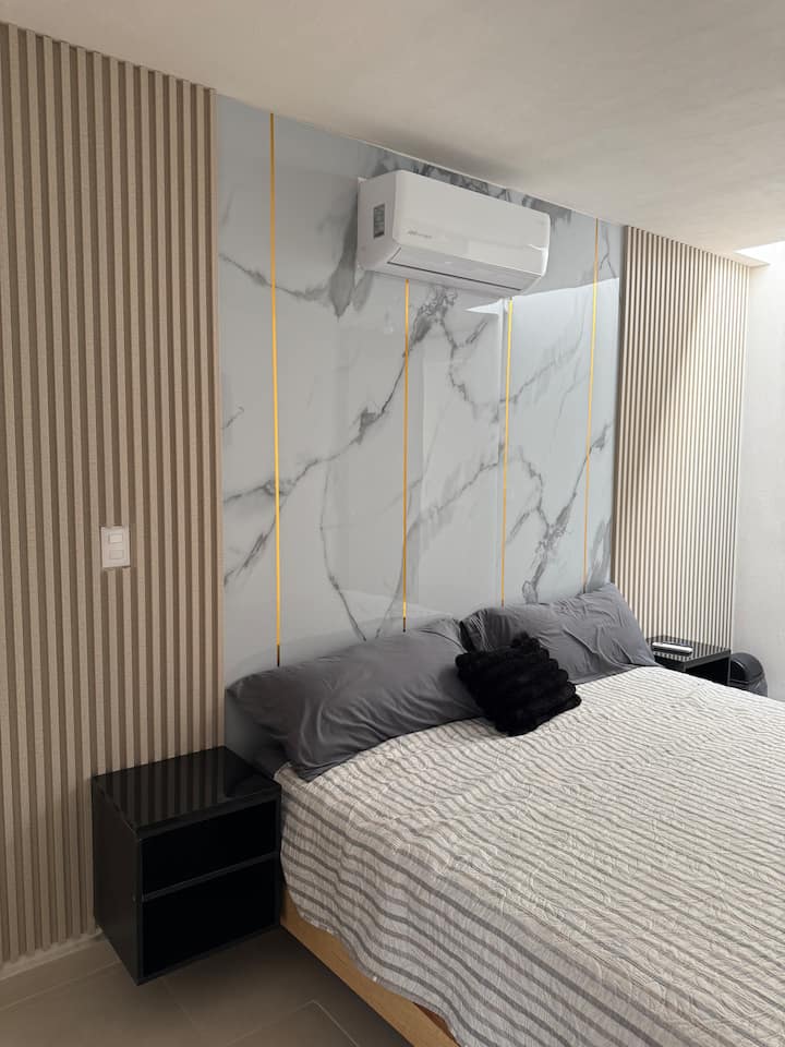 Hlavná spálňa ideálna na oddych: má manželskú posteľ veľkosti King, vlastnú kúpeľňu s toaletou, šatník, inteligentnú televíziu a minisplit, aby ste sa vždy cítili pohodlne. Priestranný, vybavený a úplne súkromný priestor.