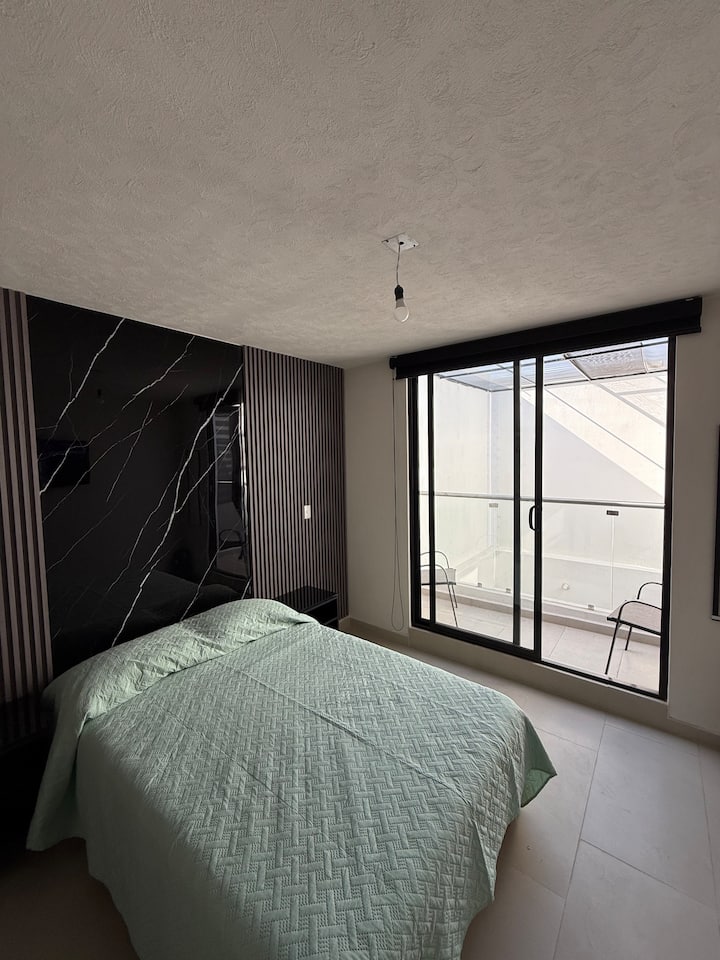 Zobuďte sa s výhľadom a čerstvým vzduchom: táto spálňa má prístup na vlastný balkón so stoličkami, ktorý je ideálny na vychutnanie si rannej kávy alebo oddych pri západe slnka. 