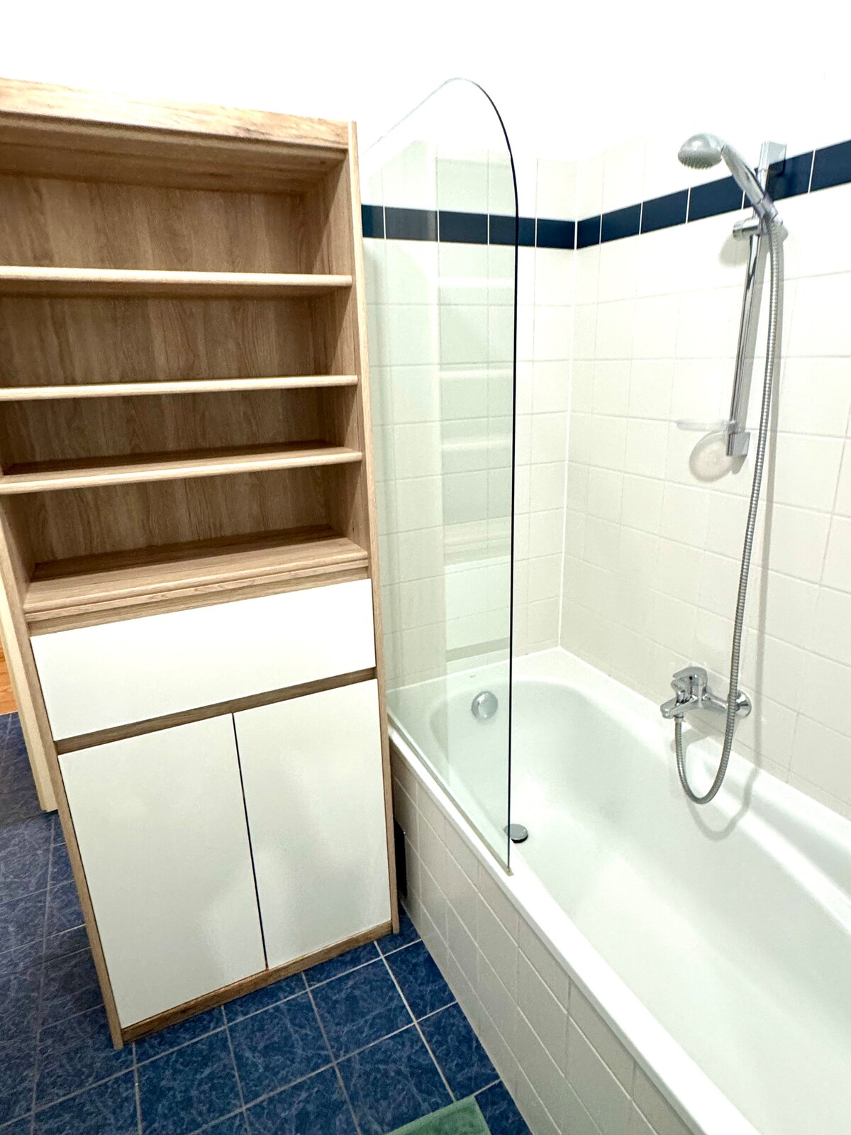 Full bathroom image 1