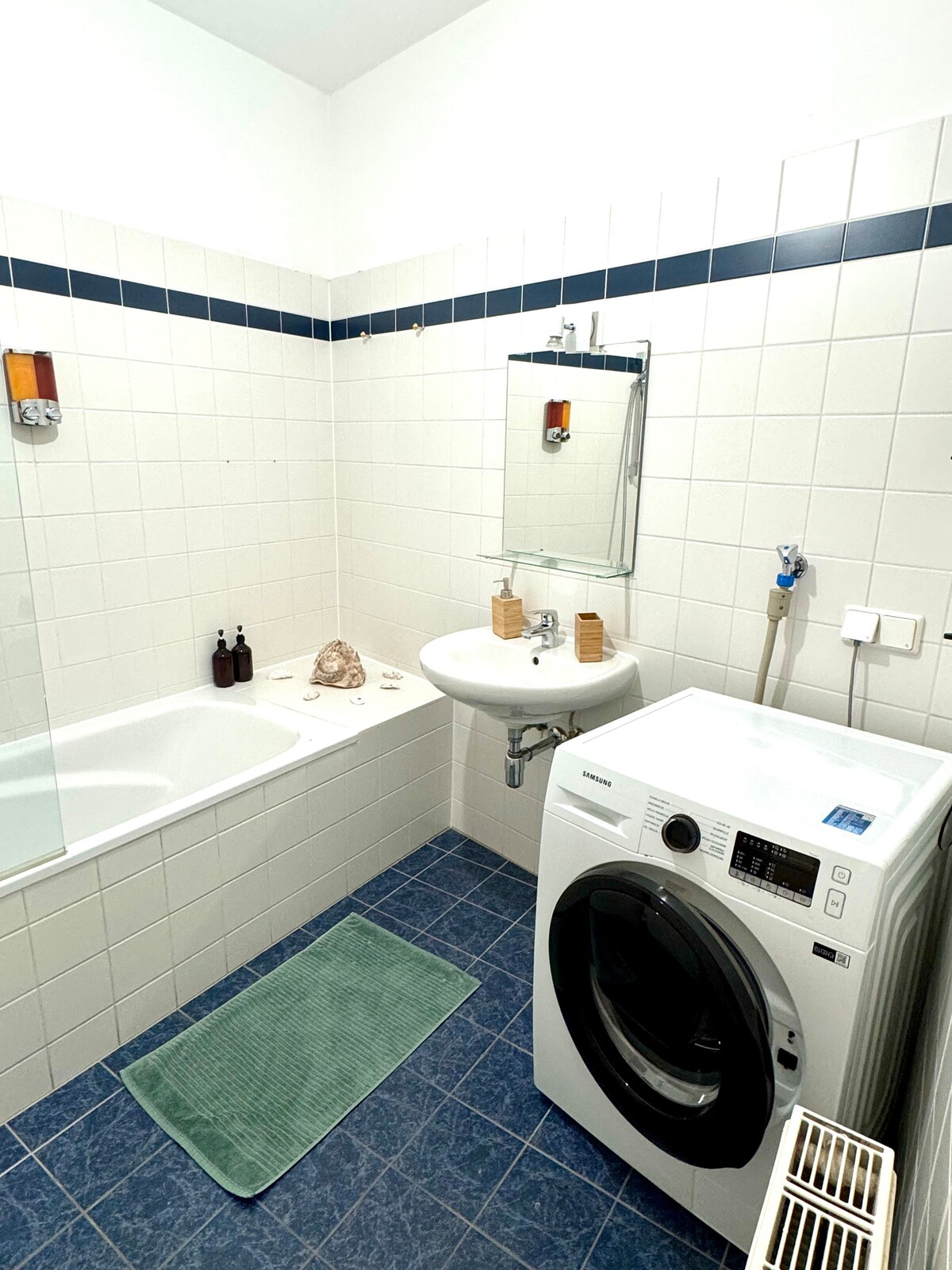Full bathroom image 2