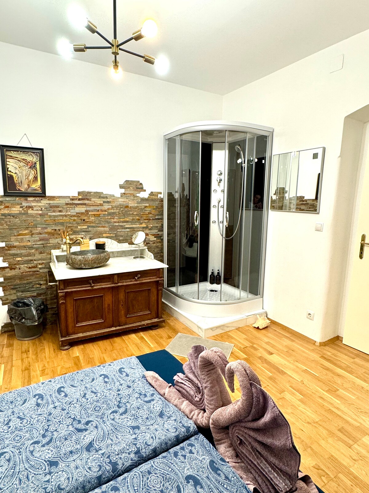 Bedroom 1 image 2