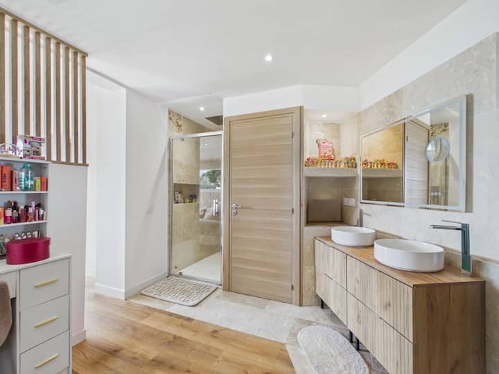 Baño con ducha a ras de suelo 
inodoro independiente 
Mueble doble lavabo 
Tocador 
Oficina
Vestidor y cama doble King size