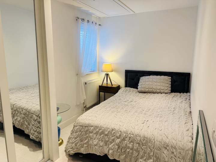 Дупли кревет, огледален гардеробер и ковчег со фиоки