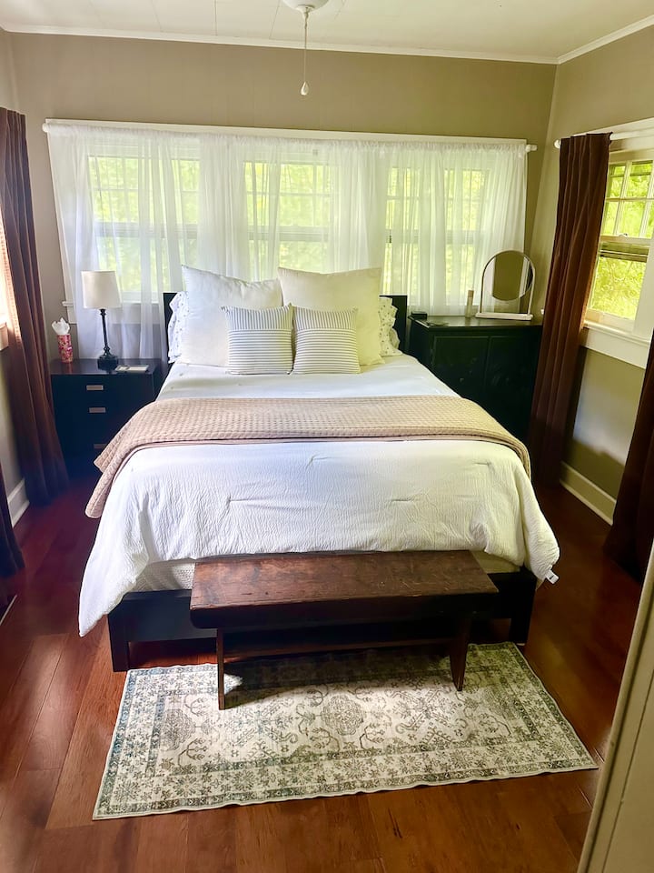 De slaapkamer aan de achterkant biedt een comfortabel queensize bed met een topper van gelschuim, zodat het voelt alsof je op een wolk slaapt. Dit bed biedt plaats aan maximaal twee gasten.