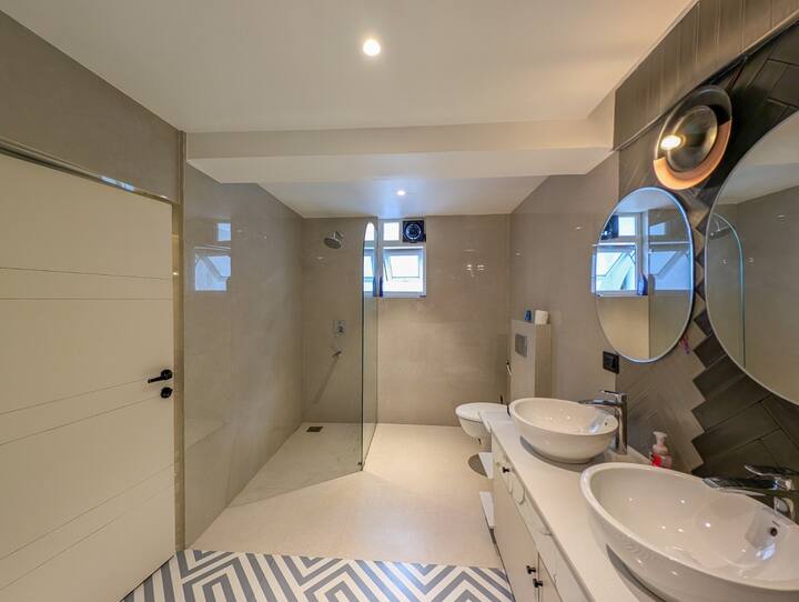 Full bathroom 1 image 1