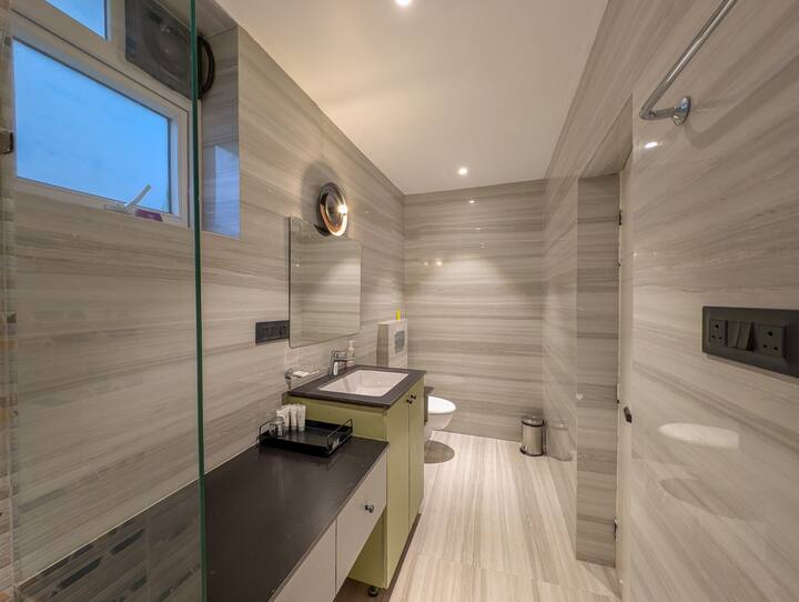 Full bathroom 3 image 1