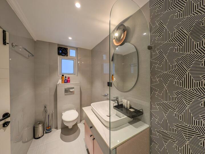 Full bathroom 1 image 3
