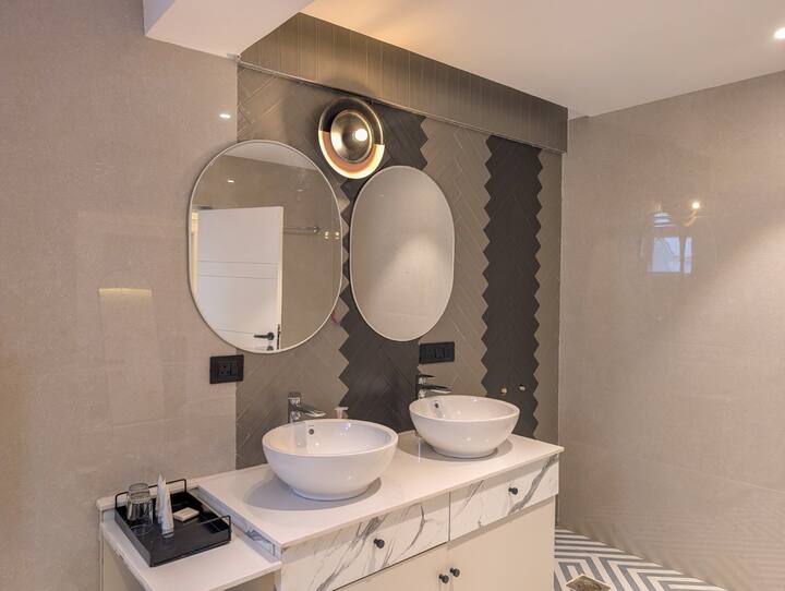 Full bathroom 2 image 1