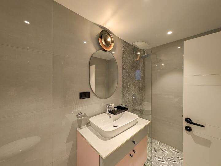 Full bathroom 1 image 2